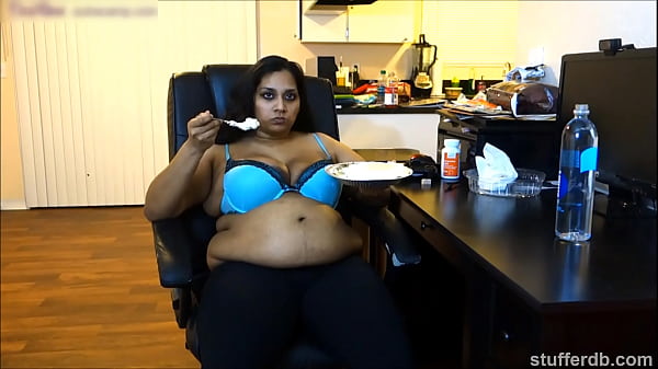 Desi Rose Ngiler Ngeliat Pie, Pengen Dijilat Dan Dimasukin Dalem Mulut.