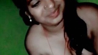 Desi Randi Desa Kasih Handjob Buat Pelanggan, Video Hot Banget