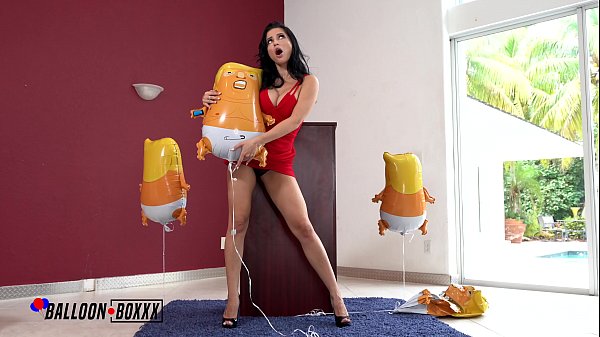 Amateur Boxxx – Mami Rusia Crystal Rush Ngencengin Balon Trump Sambil Bergoyang