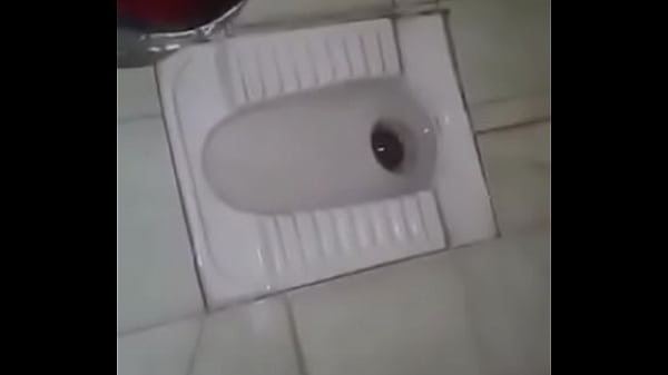 Desi Pasangan Lagi Seru-seruan Di Toilet, Basah Kuyup Saling Menggoda.