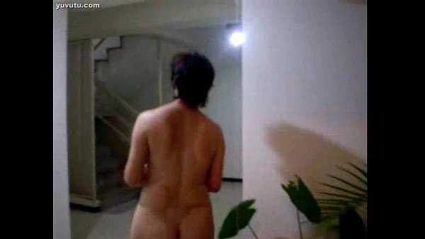 Si Montok Tiongkok Tua Siram Tanaman, Bikin Basah Kuyup