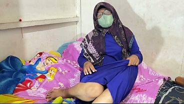 Wanita Berhijab Sibuk Mainin Diri Sendiri Sampai Basah Kuyup.