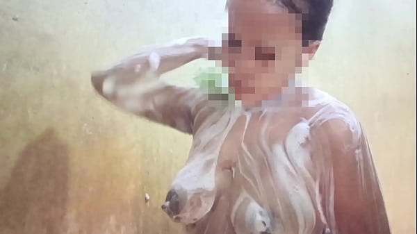 Lihatin Aku Mandi, Sayang, Biar Basah Kena Liurmu Yang Nakal.