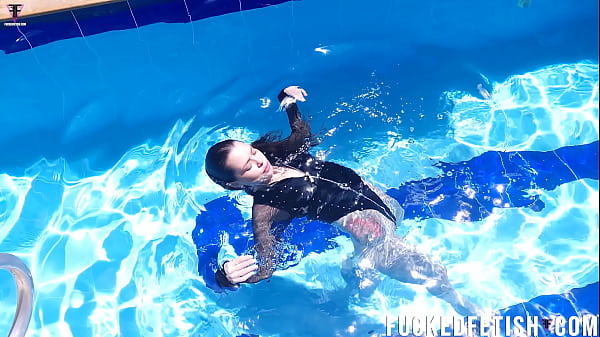 Jessica Bunny Nge-swim Di Kolam Renang, Basah-basah Bikin Pengen Gigit